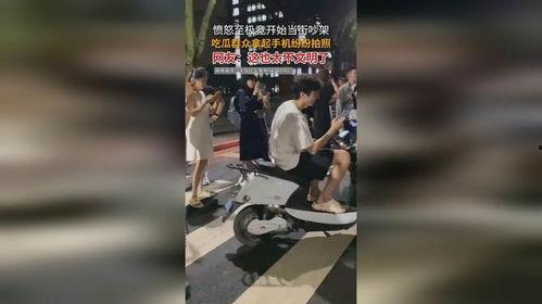 吃瓜群众拿起手机的图片,记录现代“吃瓜群众”的瞬间