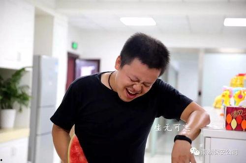 小鹤吃瓜群众是真的吗,揭秘网络热议背后的真相