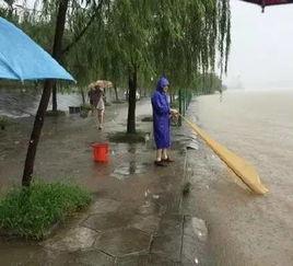 大雨也阻挡吃瓜群众吗,吃瓜群众依旧热情不减