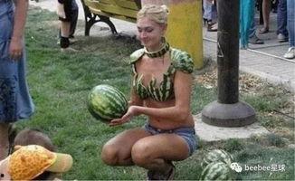 国外最小的吃瓜群众,揭秘国外萌娃的欢乐日常