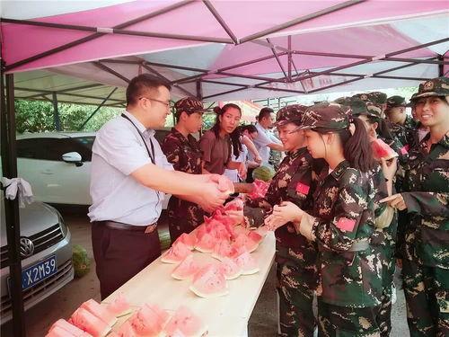 合拍后面一群吃瓜群众,围观群众热捧，吃瓜群众狂欢