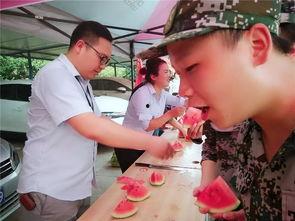 合拍后面一群吃瓜群众,围观群众热捧,吃瓜群众狂欢