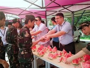 合拍后面一群吃瓜群众,围观群众热捧,吃瓜群众狂欢