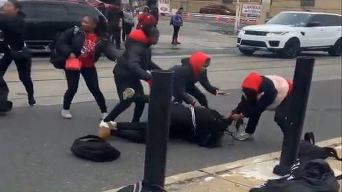 大街上的吃瓜群众图片,吃瓜群众的热情围观瞬间