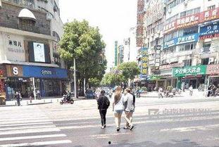 大街上的吃瓜群众图片,吃瓜群众的热情围观瞬间